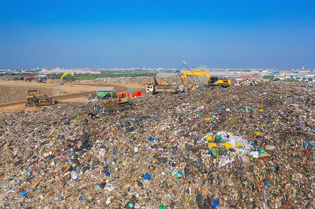 在环境污染方面从空中查看工业厂内各种大型垃圾堆塑料袋和拖拉机车垃圾堆的叠情况背景图片