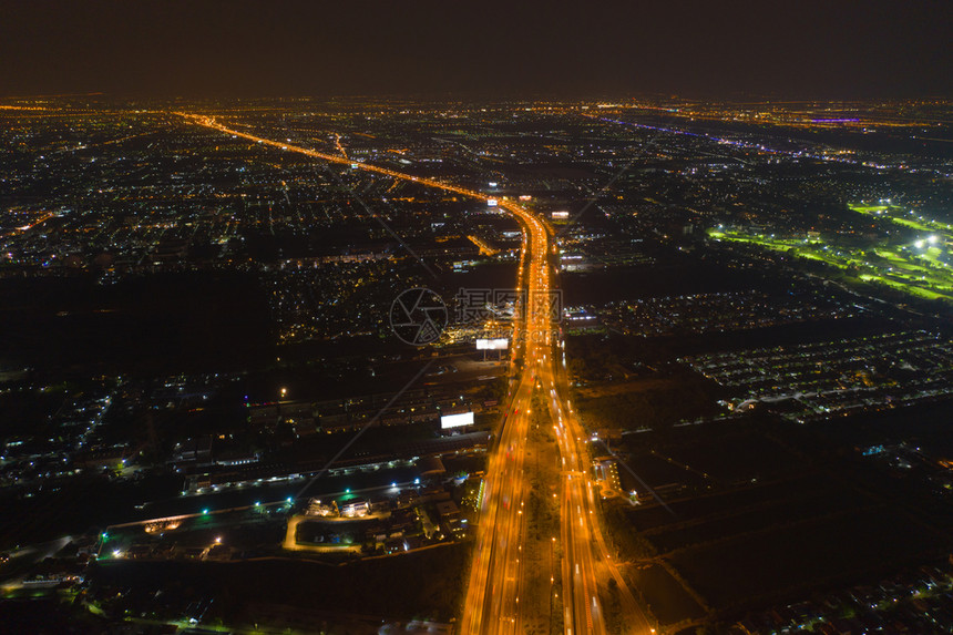 曼谷高速公路夜间空中视图图片