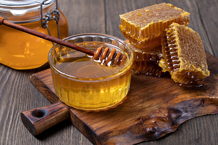 木桌上的黄蜂蜜和窝切片蜜和窝切片图片