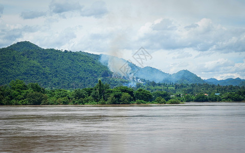 火焰之河林中山丘上野火亚西里有河湖背景