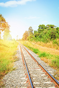 自然夏季农村火车的铁路轨钢图片