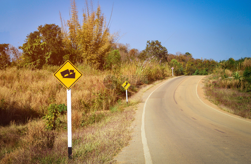 警示公路标志上山和公路曲线圣级山坡交通标志图片