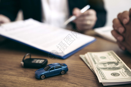 汽车销售员向客户解释购买车辆的合同和协议图片