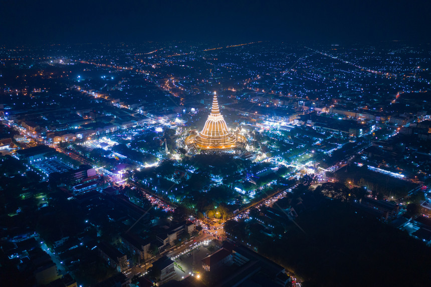 夜晚PhraPathommachedi寺庙的空中最顶层景色带有住宅的金佛塔泰国NacornPathom区城市圣泰建筑图片