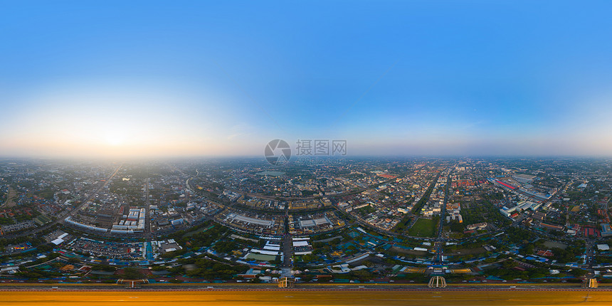 日落时光下PhraPathommachedi寺庙空中顶部视图的无缝全景泰国城市NacornPathom市金佛塔图片