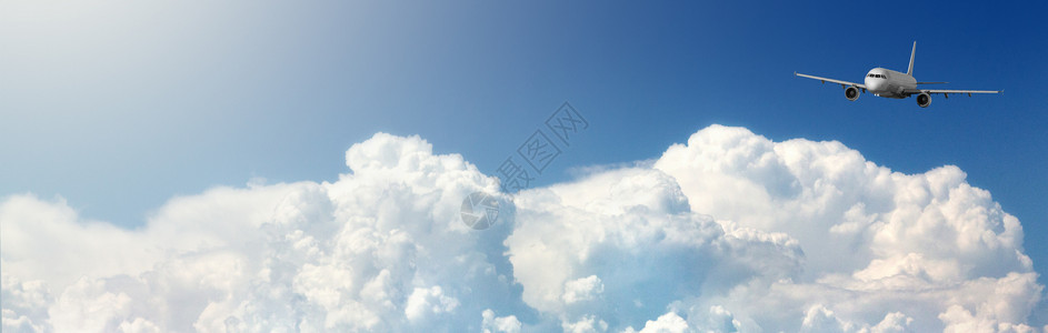 客机经过云层飞行图片
