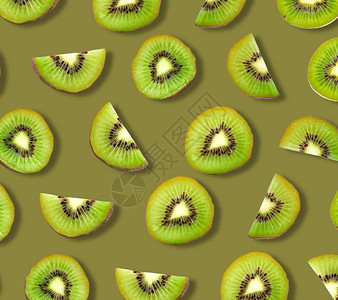 Kiwi水果切片宏观Ripe水果以绿色背景隔离图片