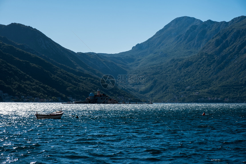 美丽的地中海景观山脉和水上船只图片