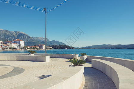 黑山蒂瓦特市的岸堤波多黑山村的景象靠近海山的一个欧洲小城市黑山波多村的景象背景图片