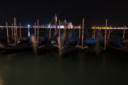 威尼斯运河晚上加通多拉斯意大利图片