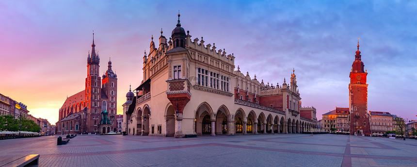 中世纪主要市场广全景日出时在波兰克拉科夫老城的圣玛丽克洛特厅和市政大厦楼的Basilica波兰克拉科夫主要市场广波兰克拉科夫图片