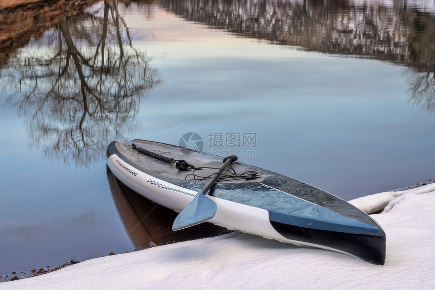 在科罗拉多山脚下的一个平静湖上划船HorsteothReservoir冬季风景图片