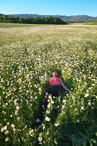 乳房车轮春花田的快乐女孩情感和自然场景图片