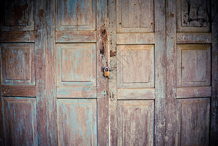 古老的旧木门上锁图片