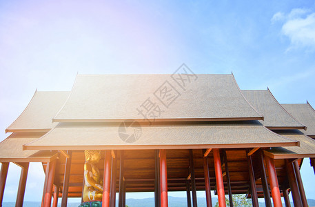 盖着屋顶庙宇和阳光的蓝色天空背景图片