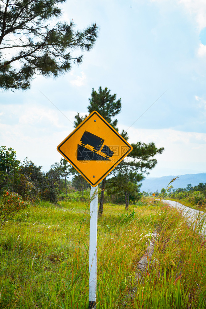 斯迪普隆公路的路标警告图片