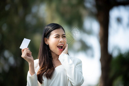 商业妇女享有使用信卡的图片