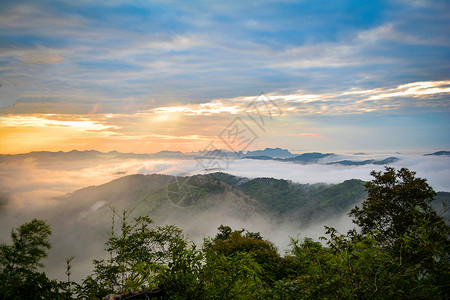 山上美丽的日出景色山上有雾覆盖森林图片