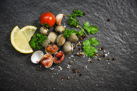 海鱼产食物鲜生洋美食晚餐深底带草药和香料背景图片