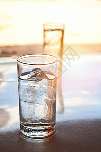 茶桌上有冰的玻璃水杯图片