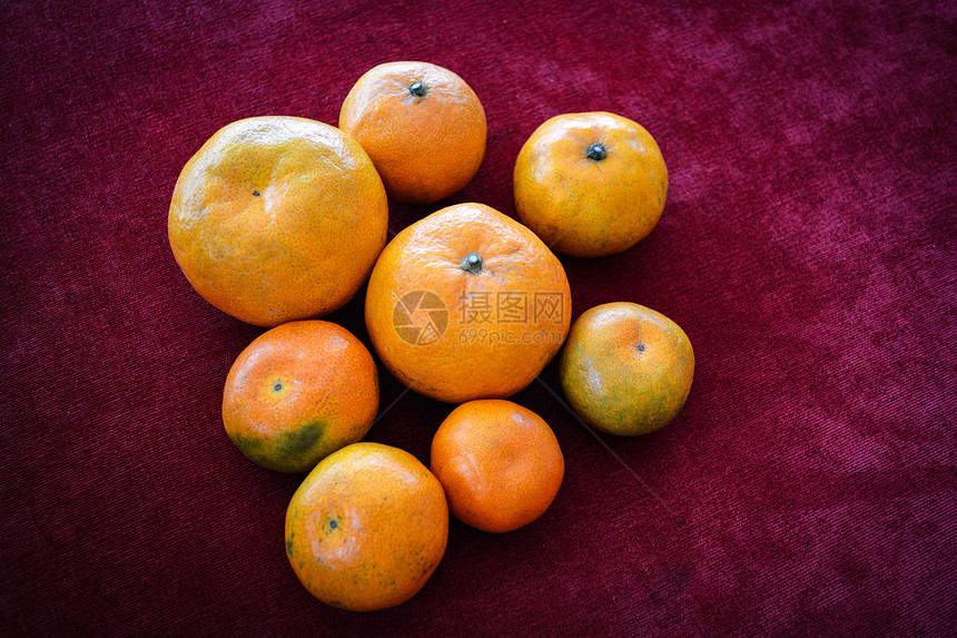 红底黑的橙色水果不同大小图片