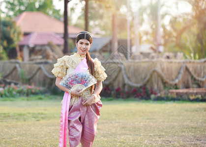 亚洲女泰式礼服美丽的年轻女孩肖像微笑泰国传统服装图片