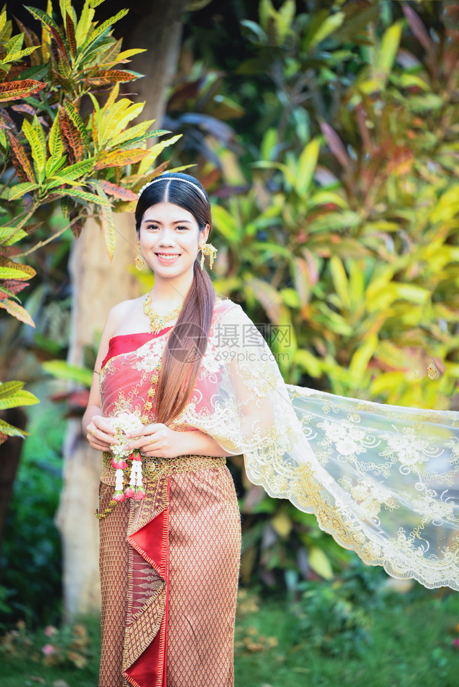 亚洲妇女泰式礼服美丽的年轻女孩肖像笑着泰国传统服装图片