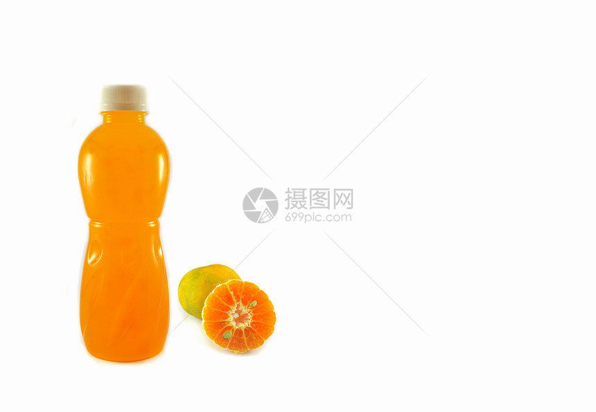 白底隔离的塑料瓶中橙汁和子果图片
