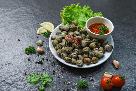 海鱼产食品板新鲜的生海洋美食晚餐和深底的草药香料图片