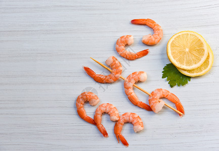 海产食品和虾海洋美食晚餐煮熟的面食柠檬和虾图片