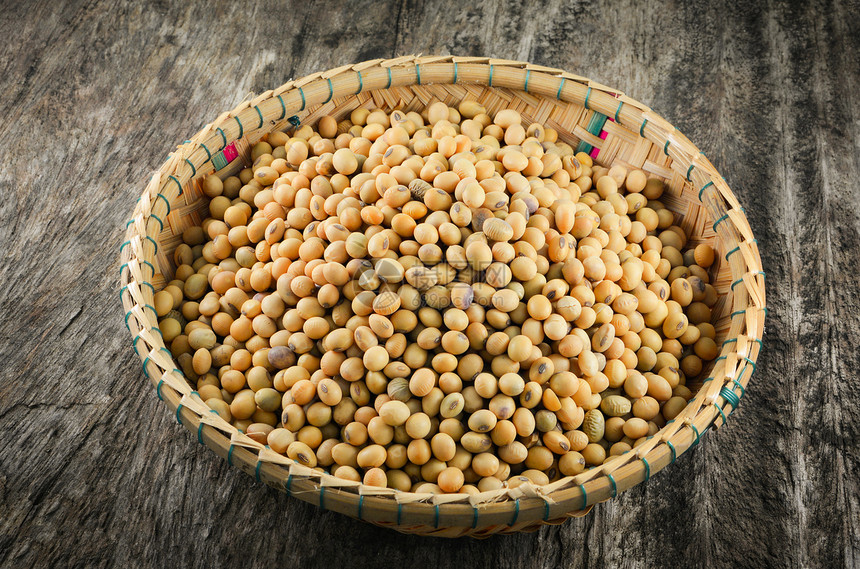 竹篮子上的大豆或谷物种子图片