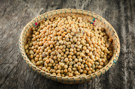 竹篮子上的大豆或谷物种子图片