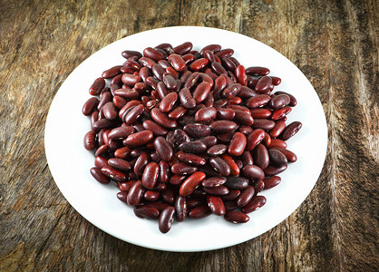 红豆阿祖基或肾在生木本底的白板上种红豆或肾籽图片