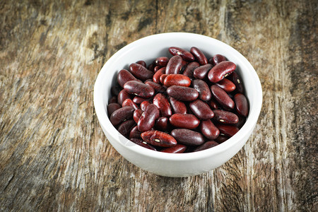 红豆阿祖基或肾在生木本底白碗上的播种图片