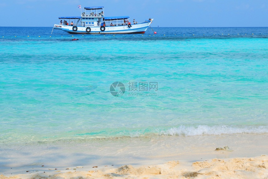 在海滨陆景渔船渡轮上乘船海景渔轮上游客在明亮的蓝天夏沙滩上放松旅行假期和日蓝海图片