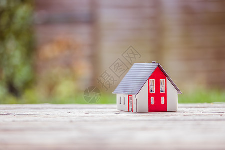 楼层户外的红房模型新住宅财产和房地复制空间的概念图片