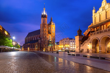 中世纪主要市场广与圣玛丽的巴西利卡在波兰日出时在克拉科夫老城的市举行图片