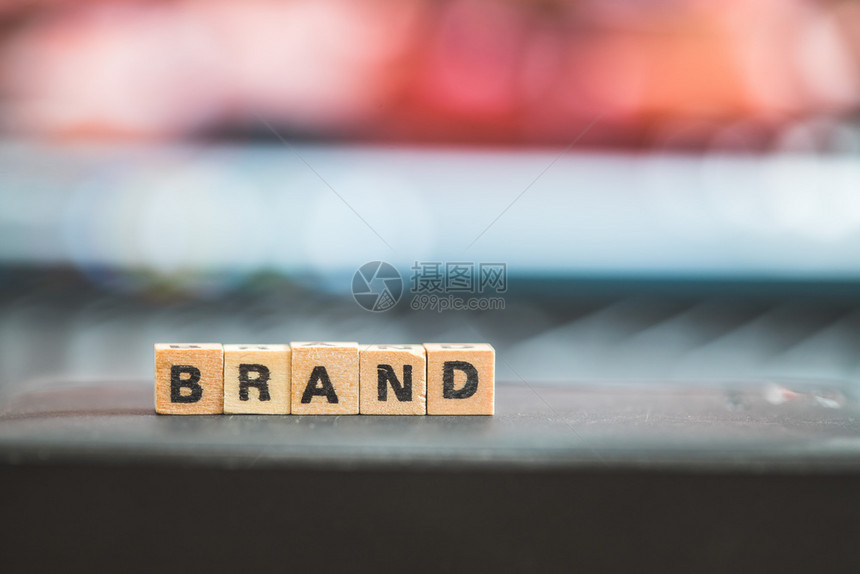 木制立方体的字词是布兰德以复制空间结束图片身份营销商业图片