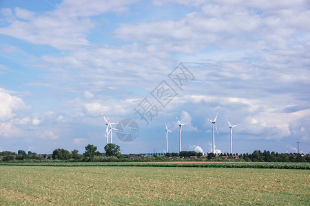 村子附近的风车图片