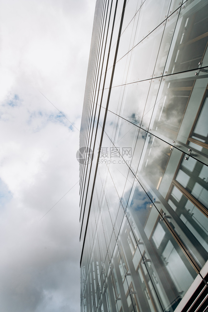 摩天大楼对云层空的戏剧视图从下面看摩天大楼图片