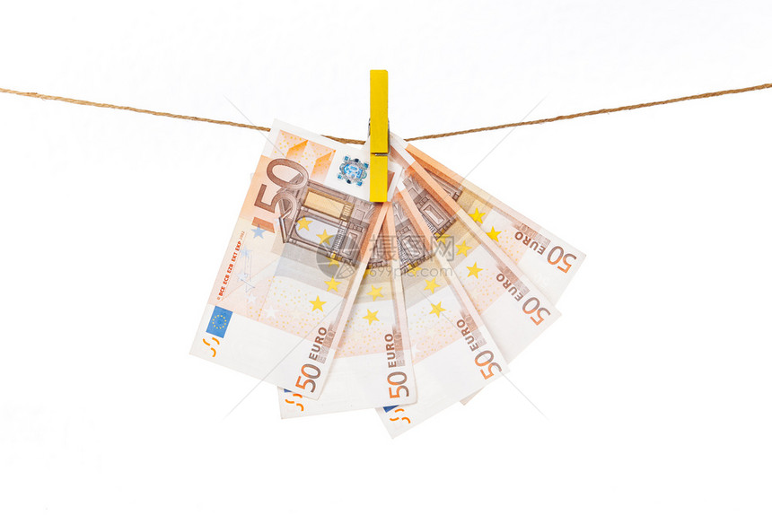 欧元钞票上挂着黄色的衣饰挂在白色背景的绳索上图片