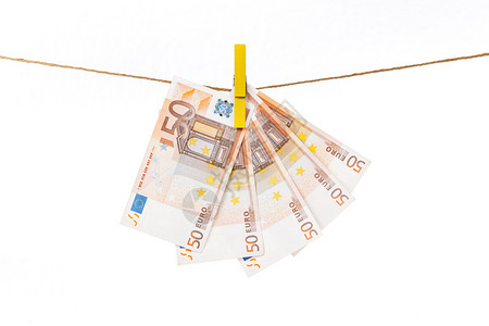夹在绳子上的钱欧元钞票上挂着黄色的衣饰挂在白色背景的绳索上背景