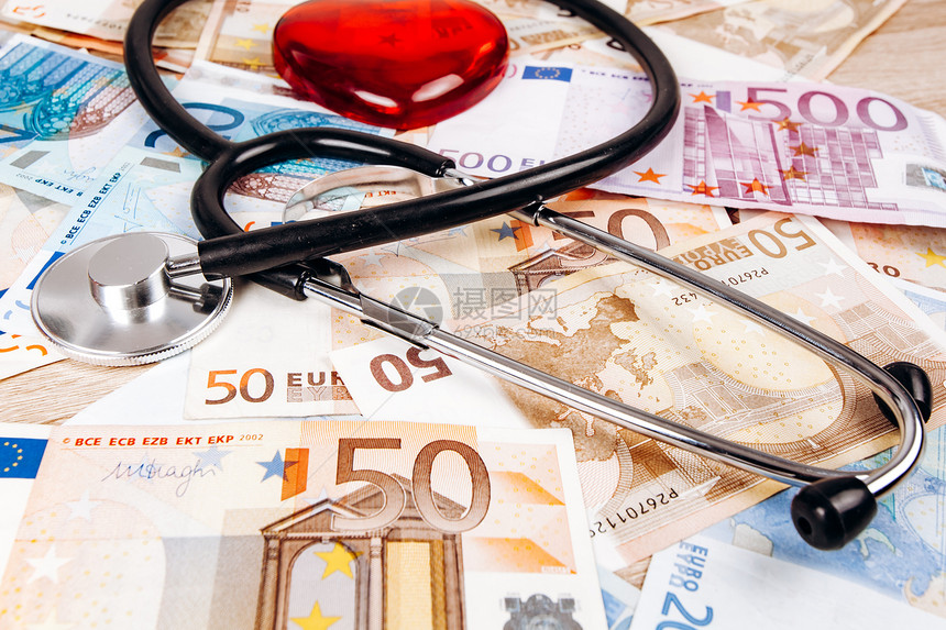 医疗费用的概念听诊器和欧元钞票上的心脏数字图片