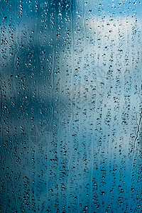 蓝窗上有大雨滴图片