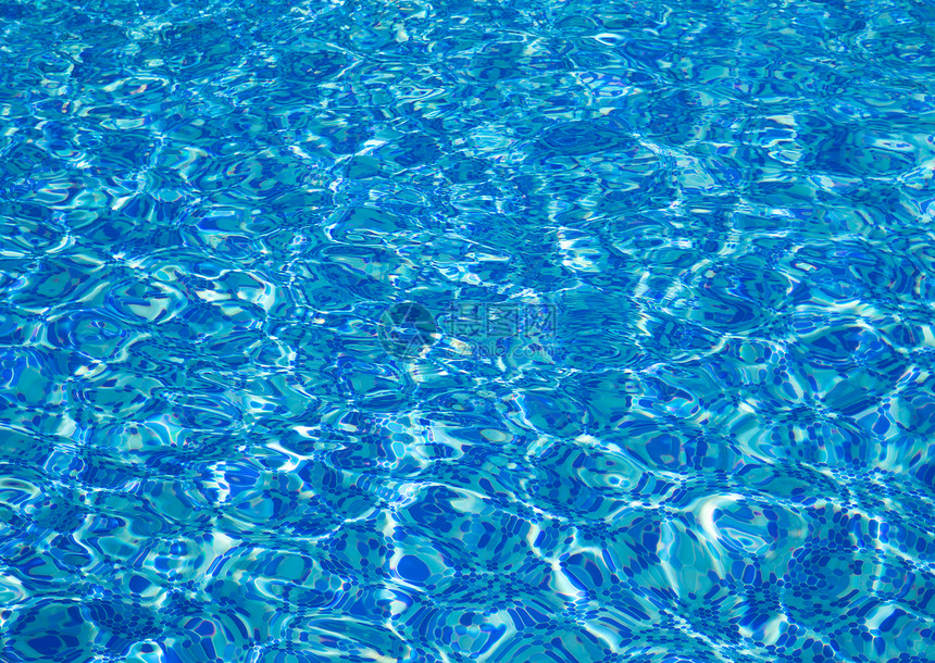 蓝色游泳池的地下水图片