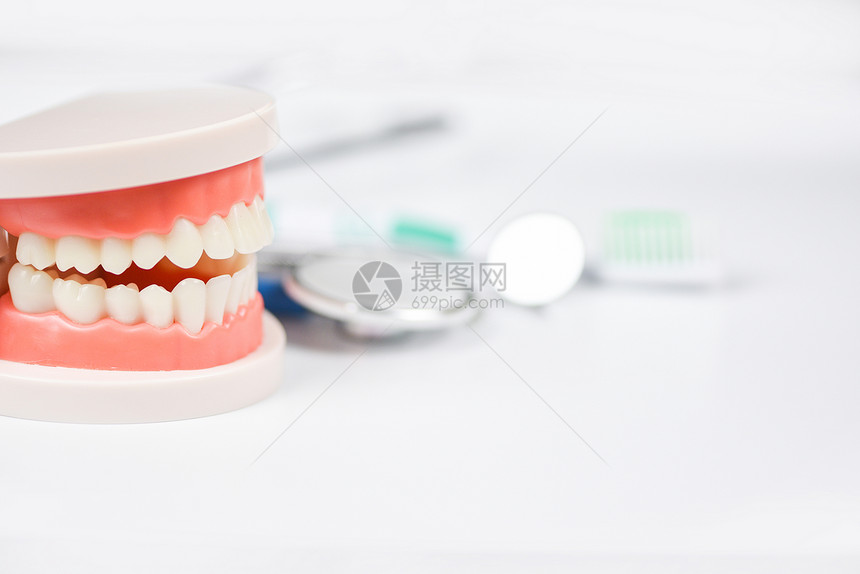 牙科护理概念工具配有假牙仪具和科卫生及设备检查配有牙齿模型和口镜腔健康检查图片