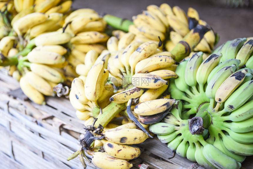 水果市场木材背景的新鲜成熟香蕉黄和绿图片