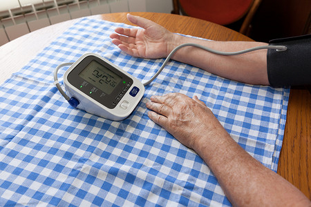 使用数字设备测量血压和心率图片