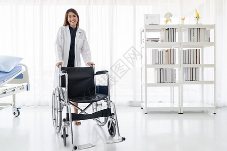 在医院诊所内关押轮椅检查室的女医生专业务人员充满自信的肖像图片