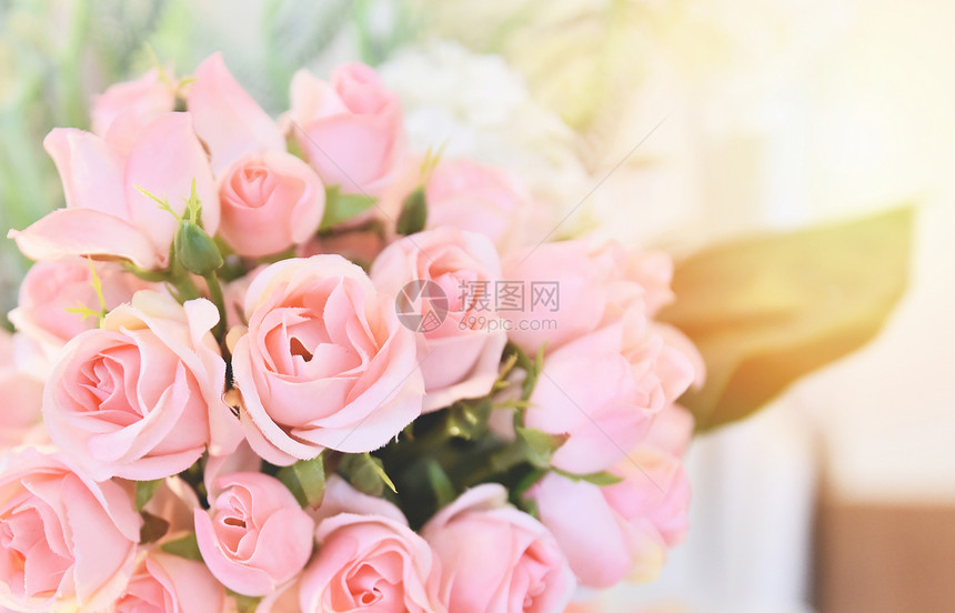 粉红玫瑰花柔软和轻光粉红玫瑰花在桌边模糊背景的春花束上开图片
